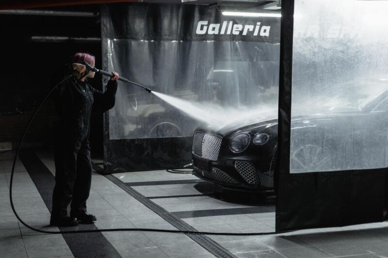 Lavado de coche de lujo en un garaje interior