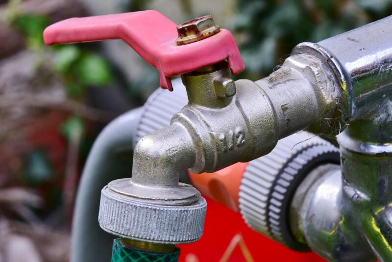 Grifo de 1/2 pulgada con el conector de la manguera de agua