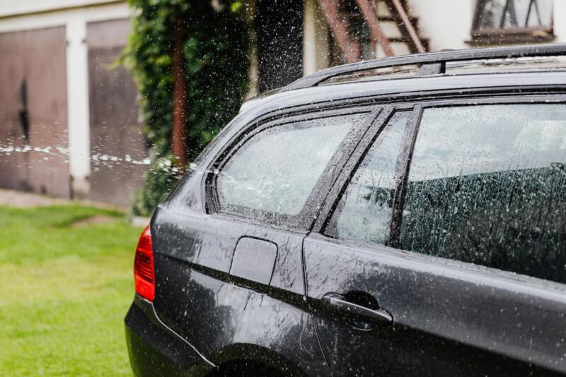 Coche lavado con agua a presión al aire libre